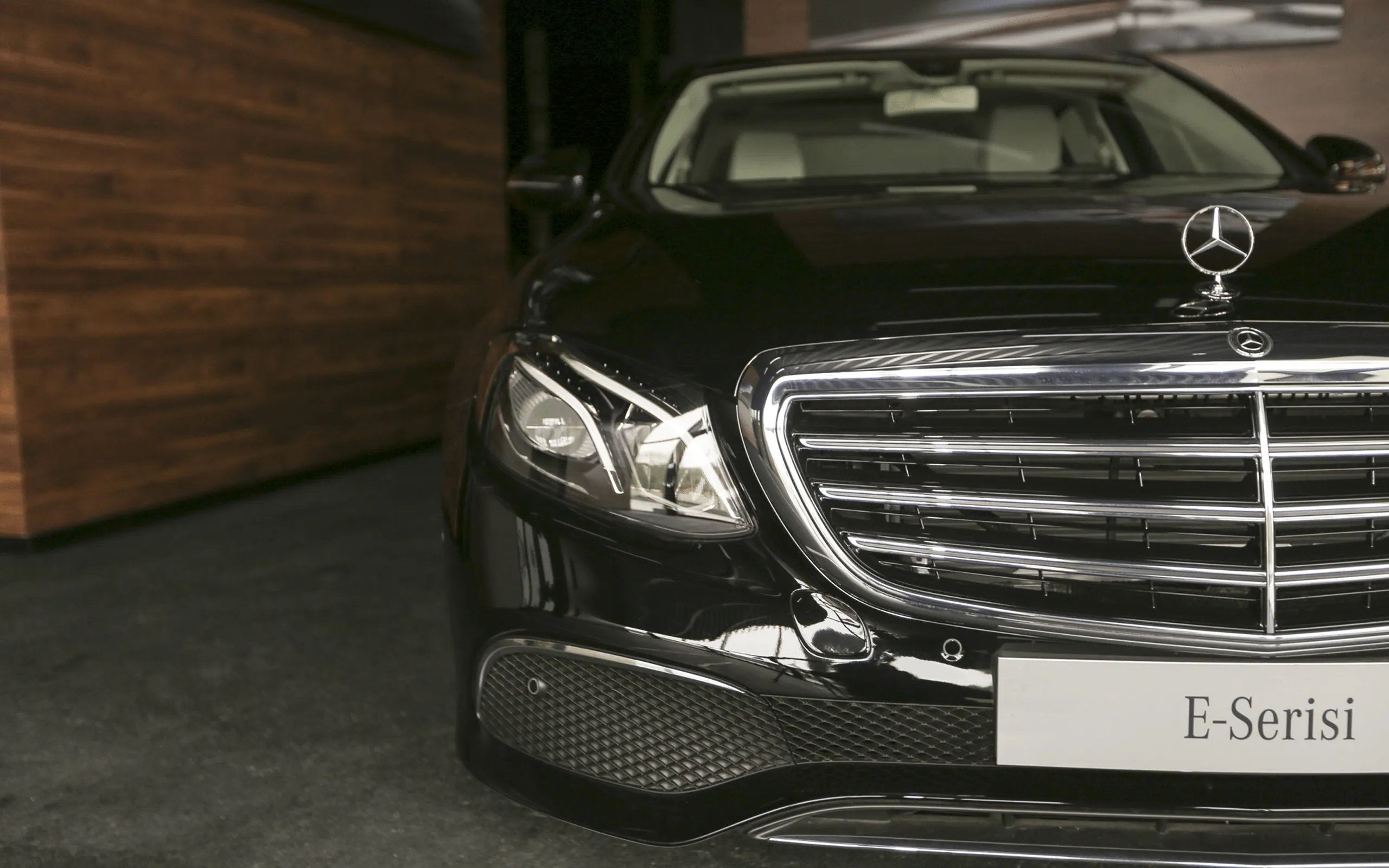 Front einer schwarzen Mercedes-Benz E-Klasse im Schauraum