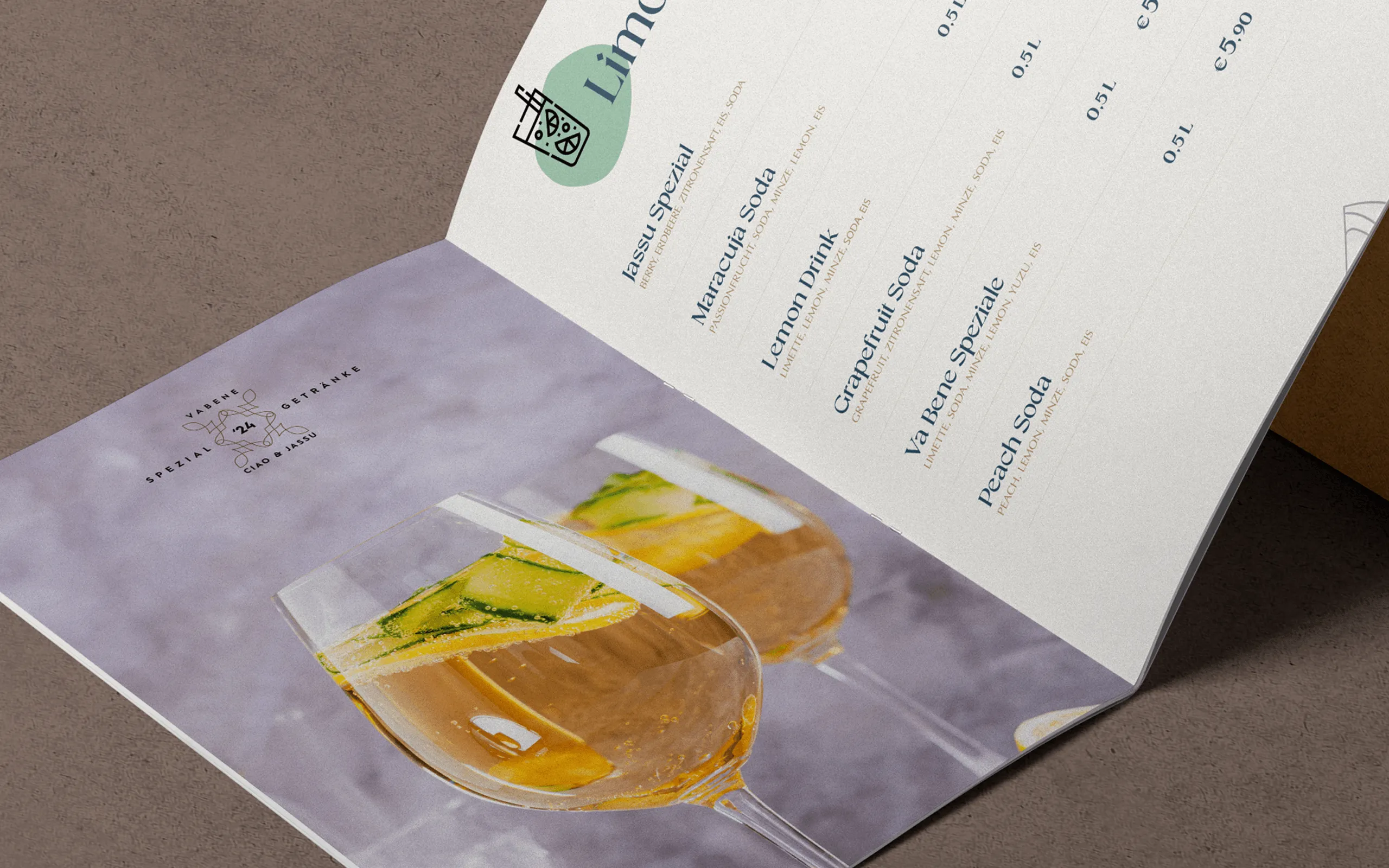 Aufgeschlagene Getränkekarte mit Cocktailfoto