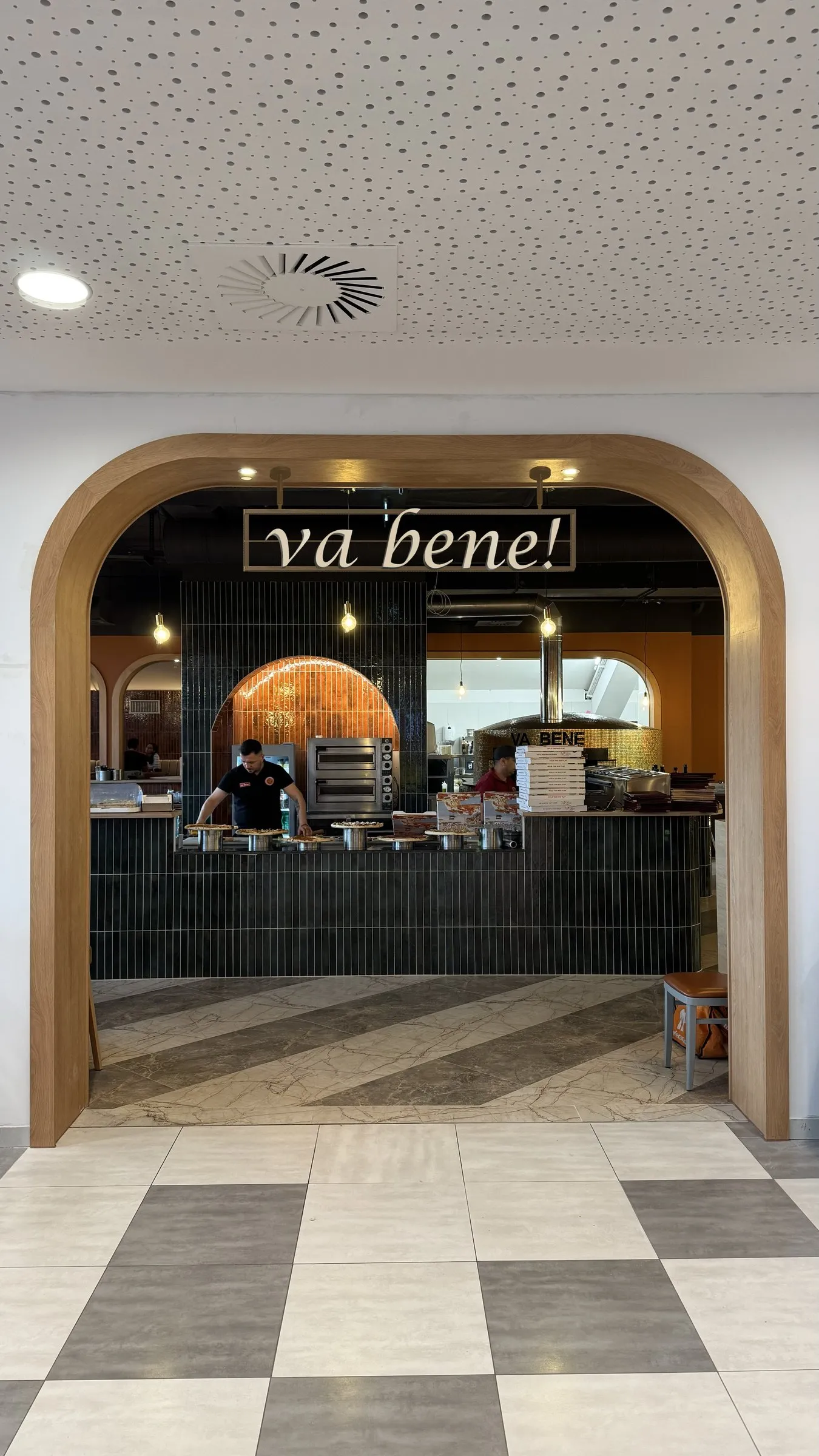 Eingang von Va Bene mit Schild im Cineplexx Linz